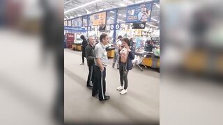 Показала сиски охраннику магазина и прохожему дала потрогать.