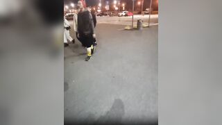 Показала сиски охраннику магазина и прохожему дала потрогать.