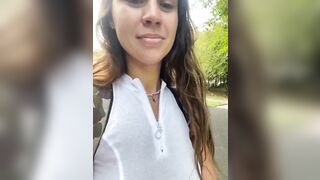 Показала сиски прохожему и дала потрогать.