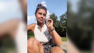 Показала сиски прохожему и дала потрогать.