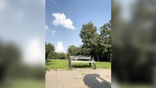 Показала сиски прохожему и дала потрогать.