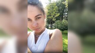 Показала сиски прохожему и дала потрогать.