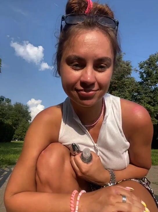 Показала сиски прохожему и дала потрогать.