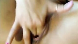 Красивая девочка VikiStar ласкает свою дырочку