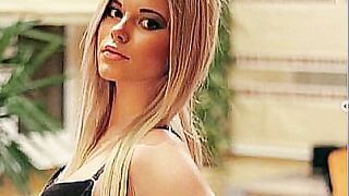 блондинка с игрушкой