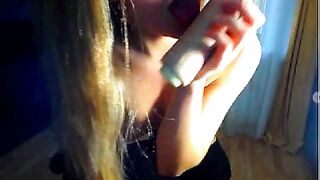 блондинка с игрушкой