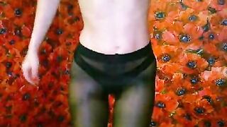 Frostybaby одевает колготки