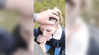 Шлюшка сосет в лесу