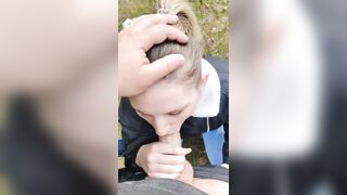 Шлюшка сосет в лесу