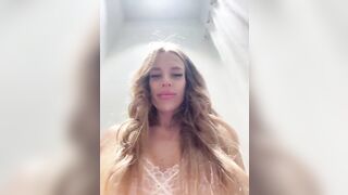 ALVUWKA в раздевалке