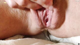 perri-shy дрочит пальчиками свою писю и сквиртует