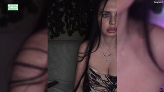 eka7777 показала свою выбритую писю с тампоном внутри нее