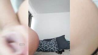 minnimia дрочит игрушкой свою попу