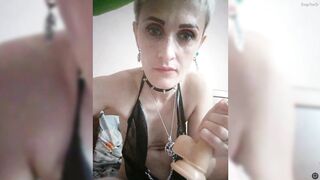 Raisin дрочит двумя игрушками свою писю с Lovensом в попе