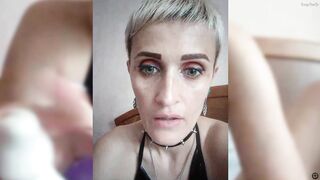 Raisin дрочит двумя игрушками свою писю с Lovensом в попе