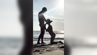 Сосет на пляже