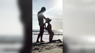 Сосет на пляже