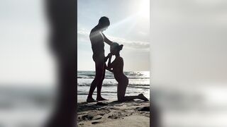 Сосет на пляже