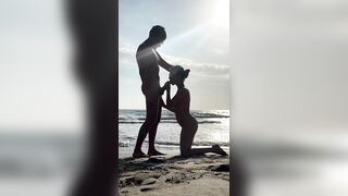 Сосет на пляже