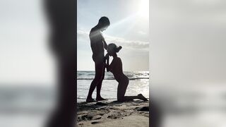 Сосет на пляже