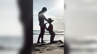 Сосет на пляже