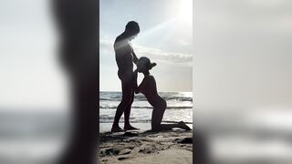 Сосет на пляже