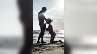 Сосет на пляже