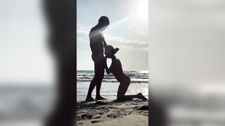 Сосет на пляже