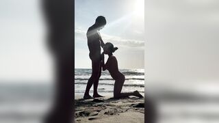 Сосет на пляже