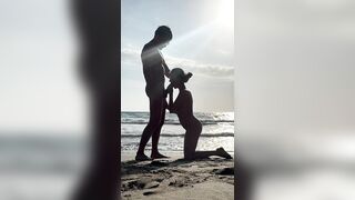 Сосет на пляже