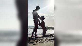 Сосет на пляже