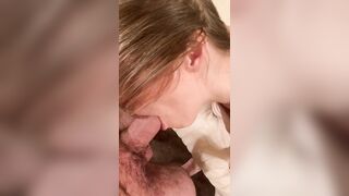 Шлюха сосет