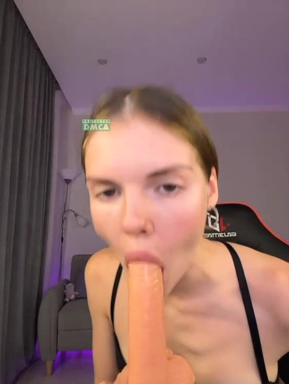 barmaleyka отсасывает дилдо