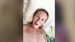 saveta дрочит игрушкой-вибратором свою попу с волосатой писей