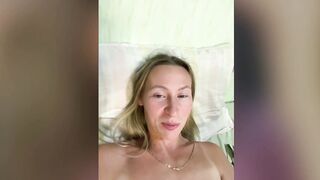 saveta дрочит игрушкой-вибратором свою попу с волосатой писей