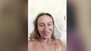 saveta дрочит игрушкой-вибратором свою попу с волосатой писей