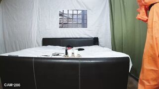 Aria сосет член John во время игры «Тюрьма»