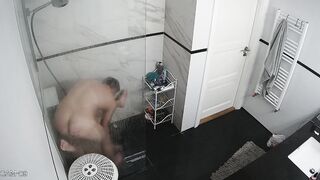 Kevin трахает Emma в душе