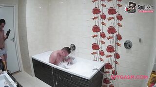 Foursome bubble orgy in the bathtube