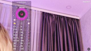 anna-r cкачет на игрушке своей узенькой писей