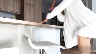 ДЕВИЦА САМА СЕБЯ ТРАХАЕТ