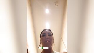 DIVORA в общественном туалете