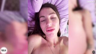 milashanyasha дрочит игрушкой свою волосатую писю с пробкой в попе