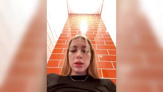 maksisisia подрочила в туалете