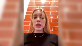 maksisisia подрочила в туалете