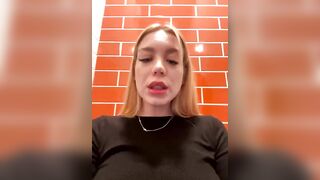 maksisisia подрочила в туалете