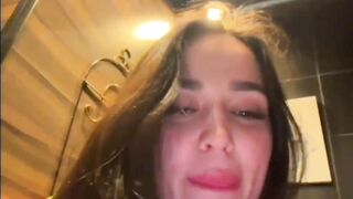 -Sasha-Orlova-в туалете заведения