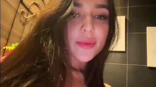 -Sasha-Orlova-в туалете заведения