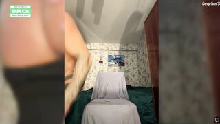 alondra80 дрочит двумя игрушками свою писю и попу, - одновременно и кончает смазкой