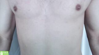 Шлюха соснула два члена и получила сперму на ебло